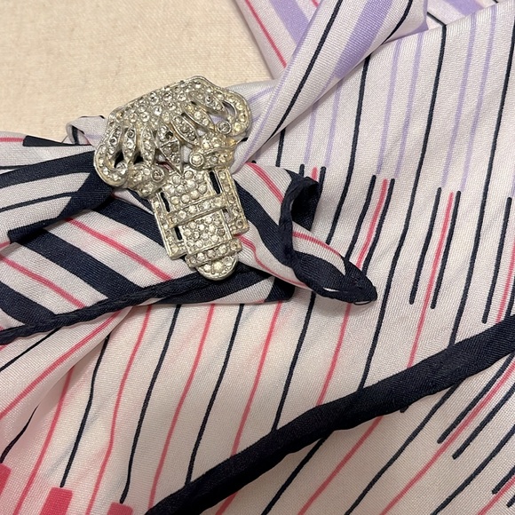 💥HOST PICK💥 VTG Designer silk geometric scarf - Picture 7 of 8